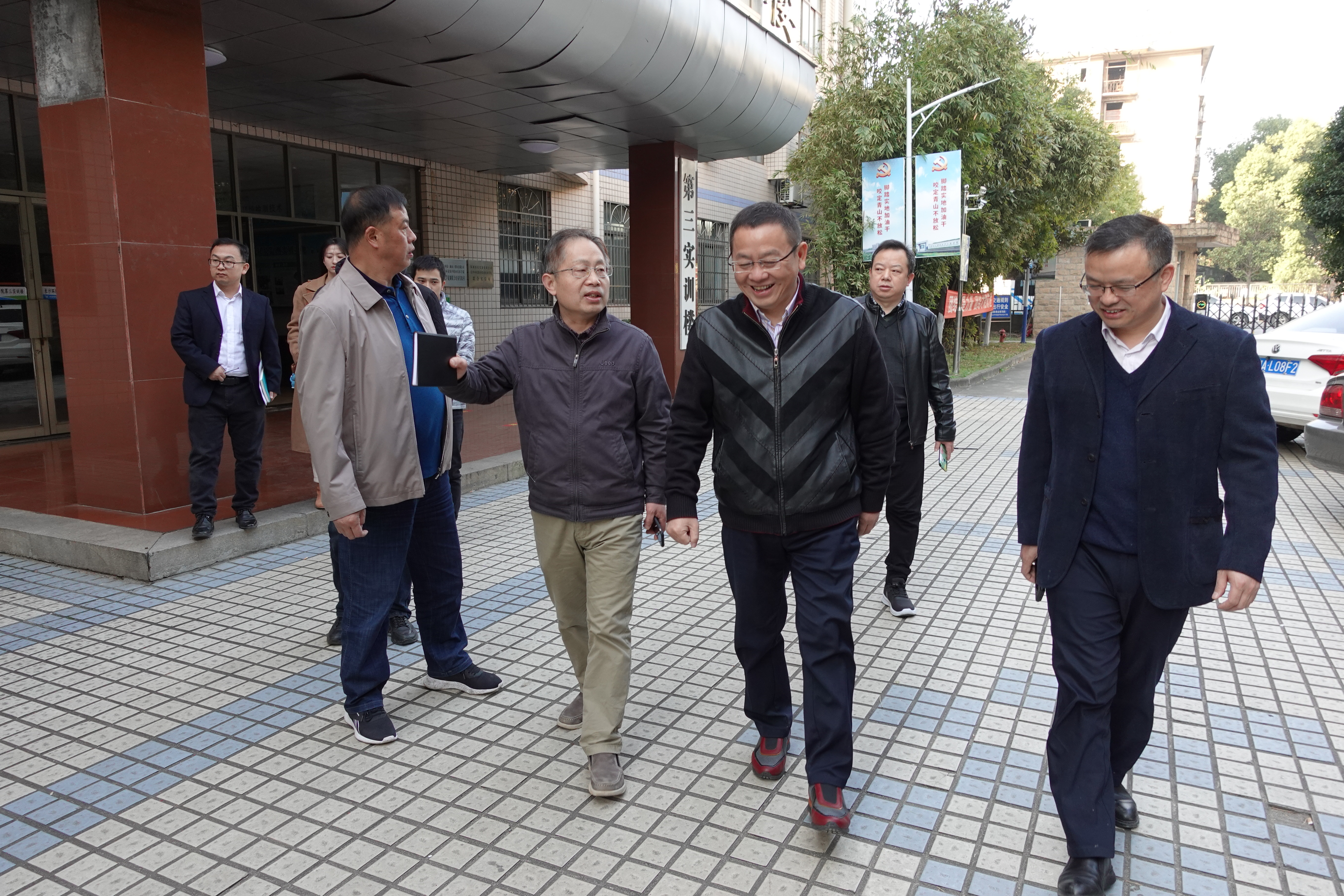 02：董事長(zhǎng)高偉榮（左二）參觀長(zhǎng)沙環(huán)保學(xué)院實(shí)訓(xùn)樓.JPG